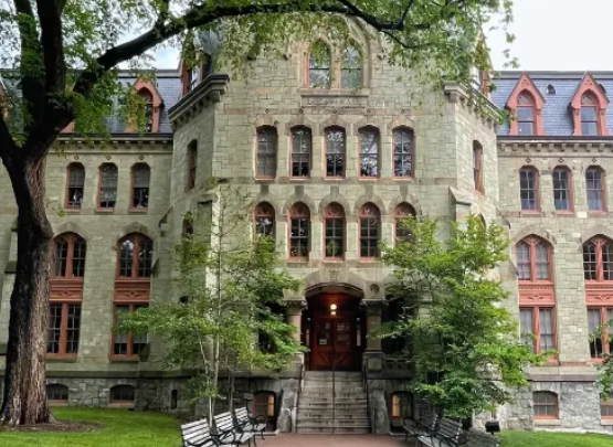 美國大學本科學費